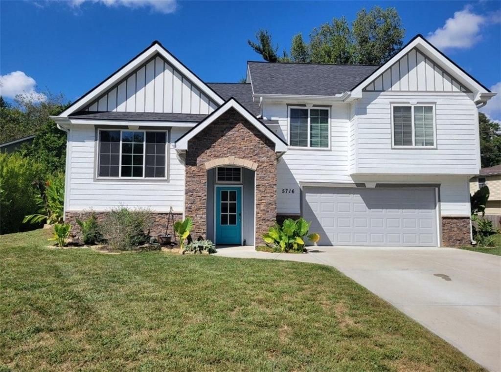 5716 NW Creekview Drive, Parkville, MO 64152