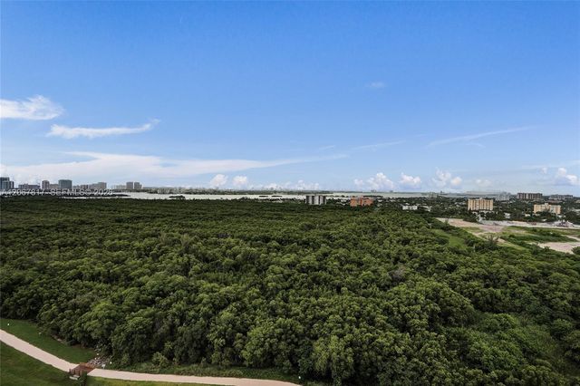 2411 Laguna Circle 1805, North Miami, FL 33181
