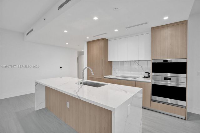 2411 Laguna Circle 1805, North Miami, FL 33181