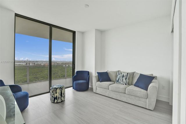 2411 Laguna Circle 1805, North Miami, FL 33181