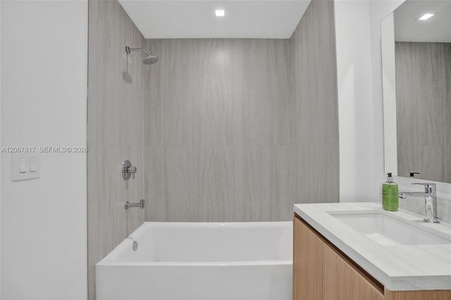 2411 Laguna Circle 1805, North Miami, FL 33181