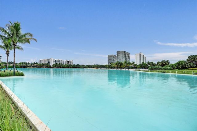 2411 Laguna Circle 1805, North Miami, FL 33181