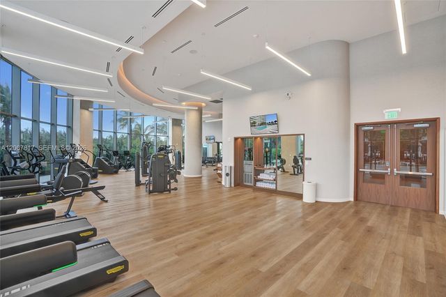 2411 Laguna Circle 1805, North Miami, FL 33181
