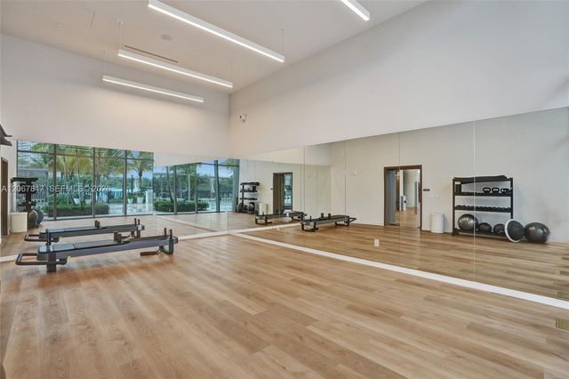 2411 Laguna Circle 1805, North Miami, FL 33181