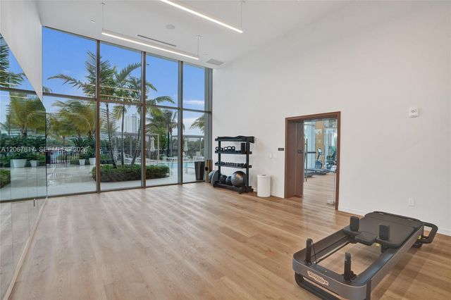 2411 Laguna Circle 1805, North Miami, FL 33181