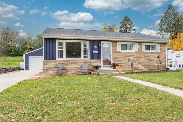 1509 Aldoro DRIVE, Waukesha, WI 53188