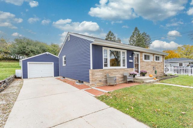 1509 Aldoro DRIVE, Waukesha, WI 53188