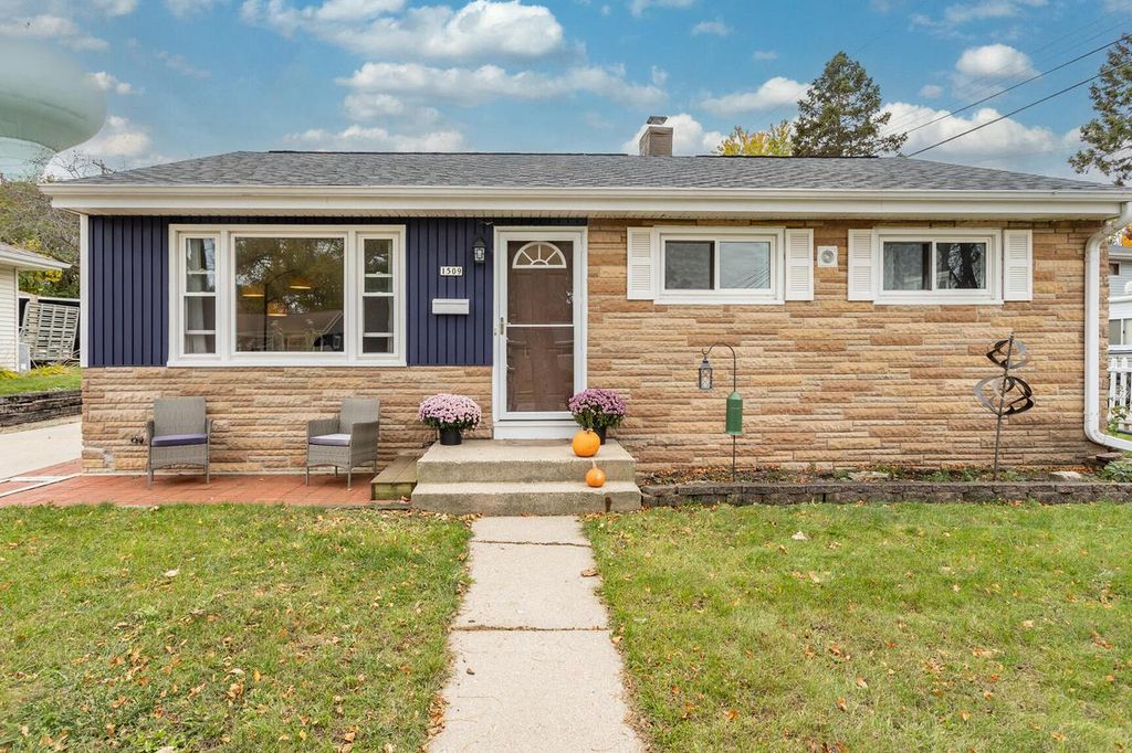 1509 Aldoro DRIVE, Waukesha, WI 53188