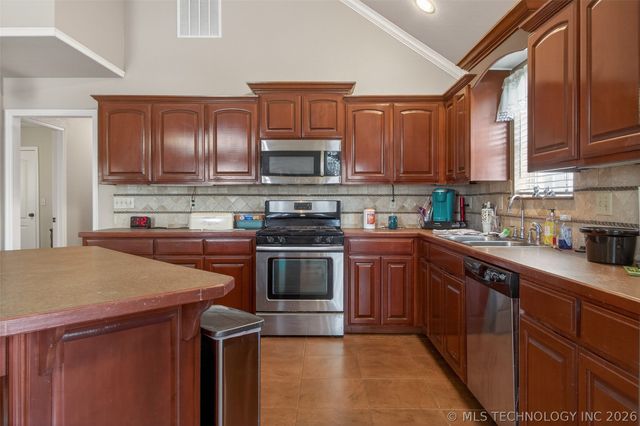 2709 S 34th Road, Locust Grove, OK 74352