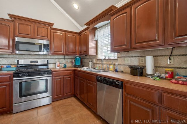 2709 S 34th Road, Locust Grove, OK 74352