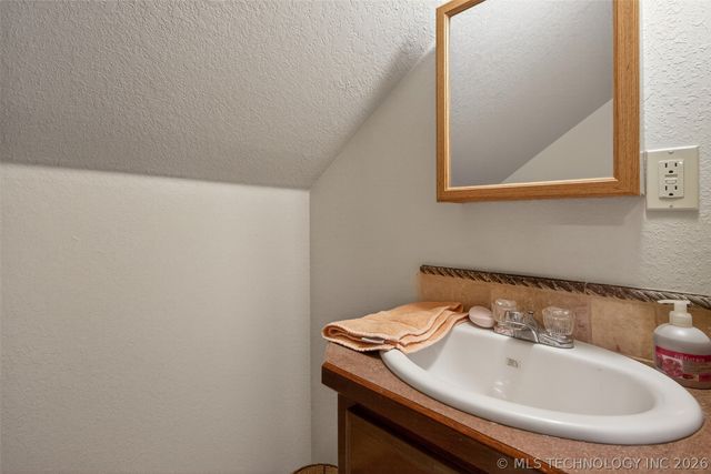 2709 S 34th Road, Locust Grove, OK 74352
