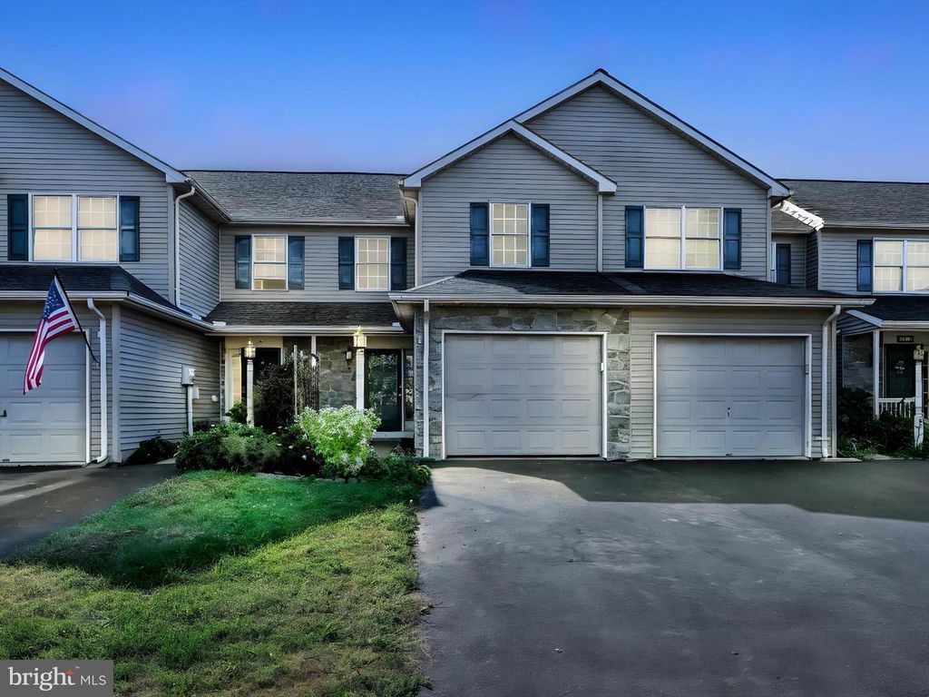 70 PEBBLE CREEK DR, Lititz, PA 17543