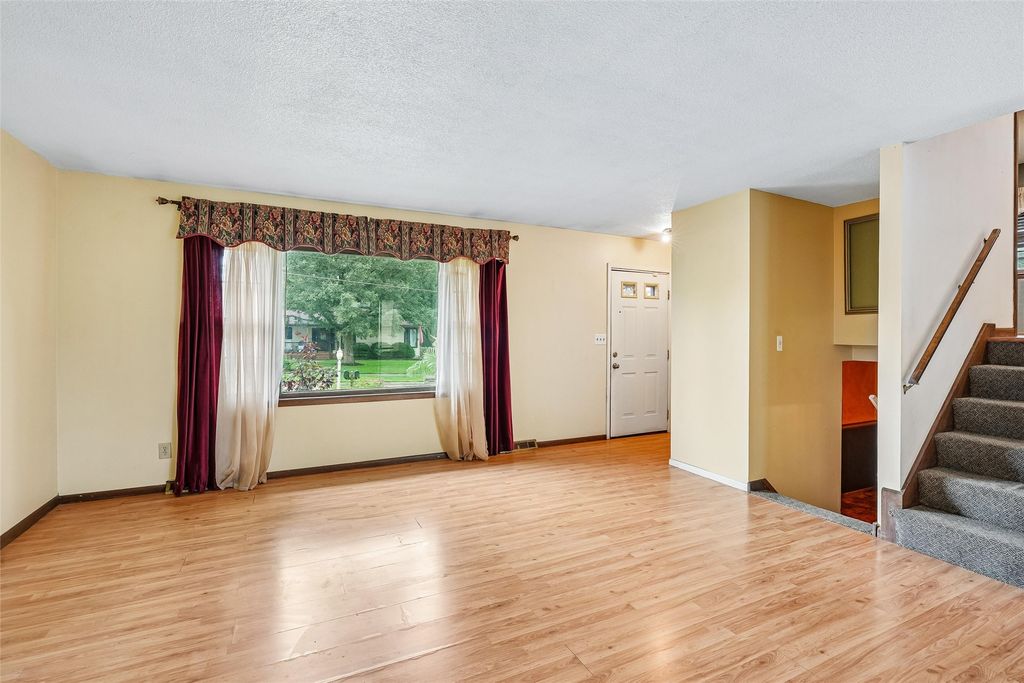330 Greenfield Parkway, Des Moines, IA 50320