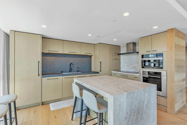 1810 Avenida Del Mundo 403, Coronado, CA 92118