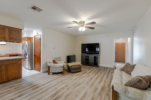 402 Fintona Way, Houston, TX 77015