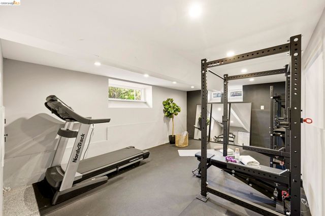 405 Van Buren Ave., Oakland, CA 94610