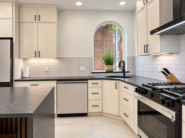 9822 Oak Point Drive, Houston, TX 77055