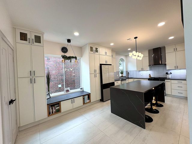 9822 Oak Point Drive, Houston, TX 77055