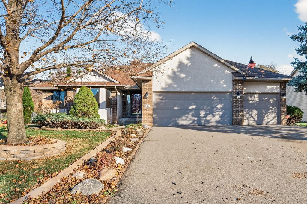 858 Sterling Street S, Maplewood, MN 55119