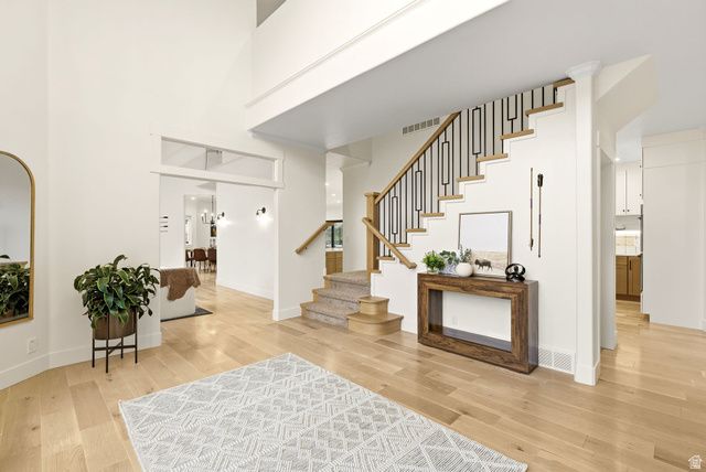 35 E LONE HOLLOW DR, Sandy, UT 84092