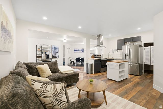 35 E LONE HOLLOW DR, Sandy, UT 84092