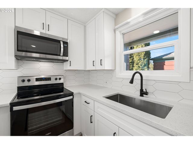 6915 Se RAYMOND Ct, Portland, OR 97206