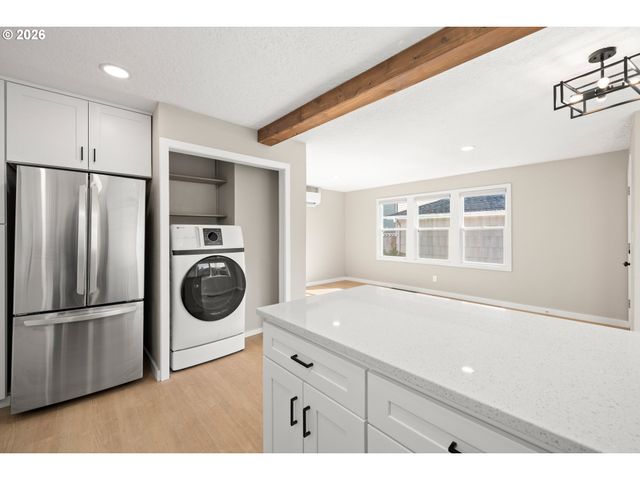 6915 Se RAYMOND Ct, Portland, OR 97206