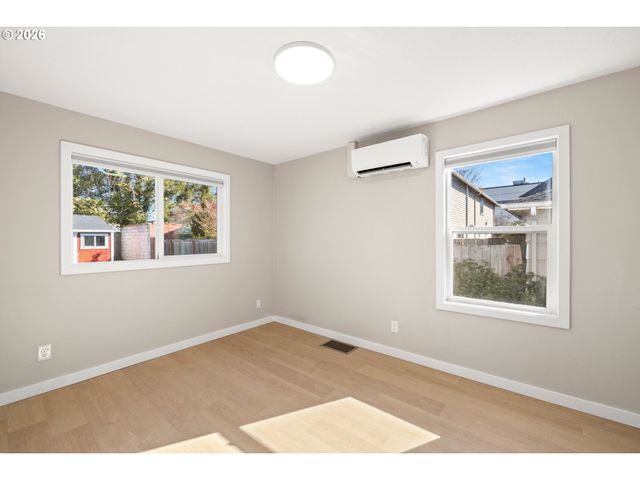 6915 Se RAYMOND Ct, Portland, OR 97206