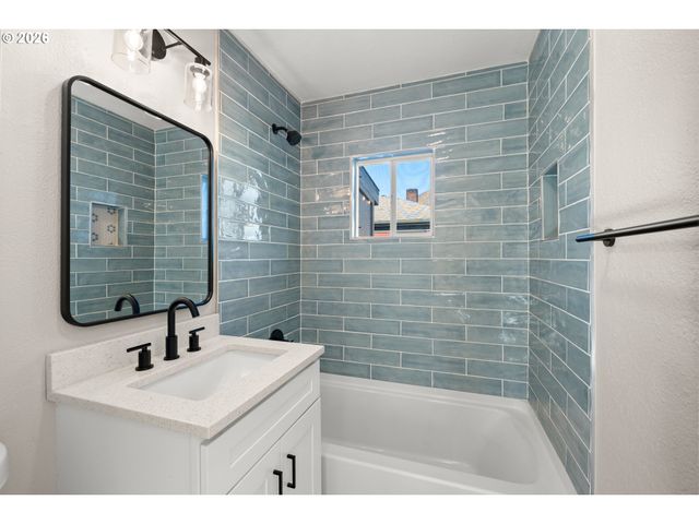 6915 Se RAYMOND Ct, Portland, OR 97206