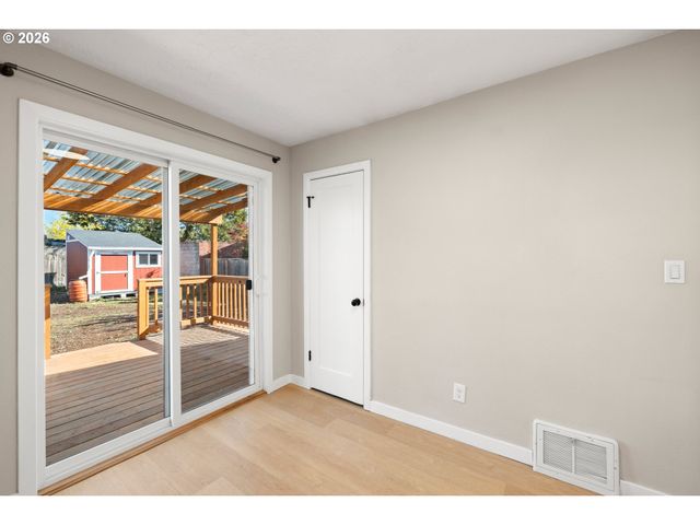 6915 Se RAYMOND Ct, Portland, OR 97206