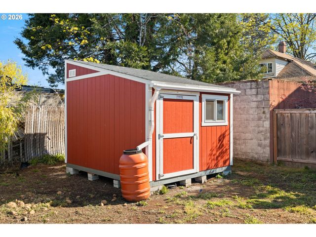 6915 Se RAYMOND Ct, Portland, OR 97206