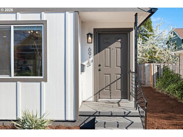 6915 Se RAYMOND Ct, Portland, OR 97206