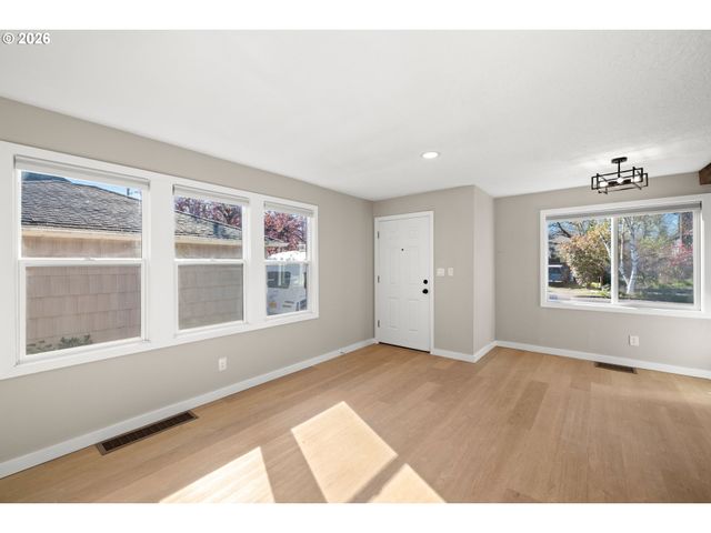 6915 Se RAYMOND Ct, Portland, OR 97206