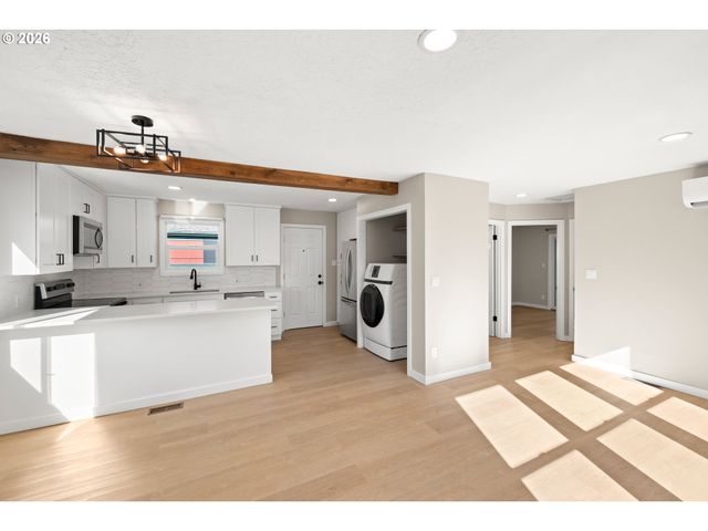 6915 Se RAYMOND Ct, Portland, OR 97206