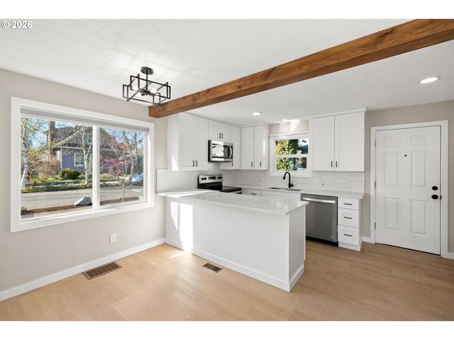 6915 Se RAYMOND Ct, Portland, OR 97206