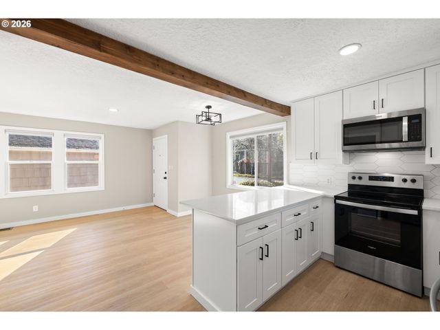 6915 Se RAYMOND Ct, Portland, OR 97206