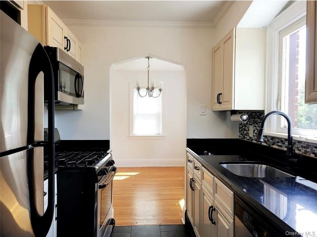 19 Poppy Avenue, Franklin Square, NY 11010