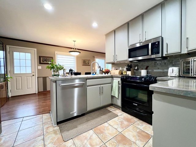 12558 N Woodland DRIVE, Mequon, WI 53092