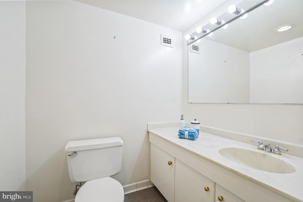 Image 28 of property listing at 5500 FRIENDSHIP BLVD #2414N, Chevy Chase, MD 20815