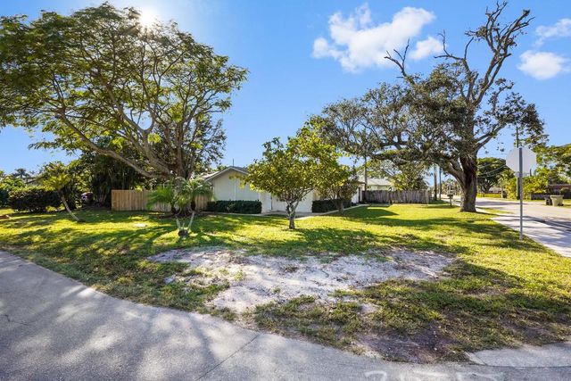 3858 Lakewood Road, Palm Springs, FL 33461