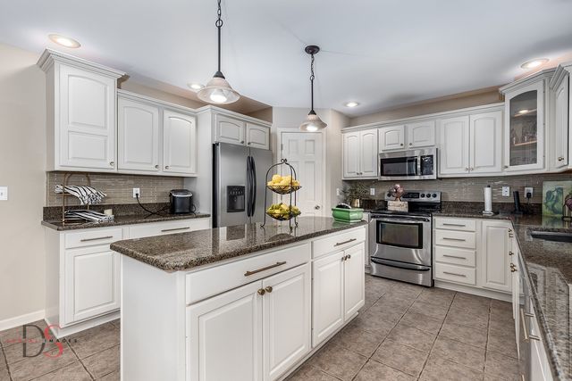 1123 Country Oak Drive, Ottawa, IL 61350