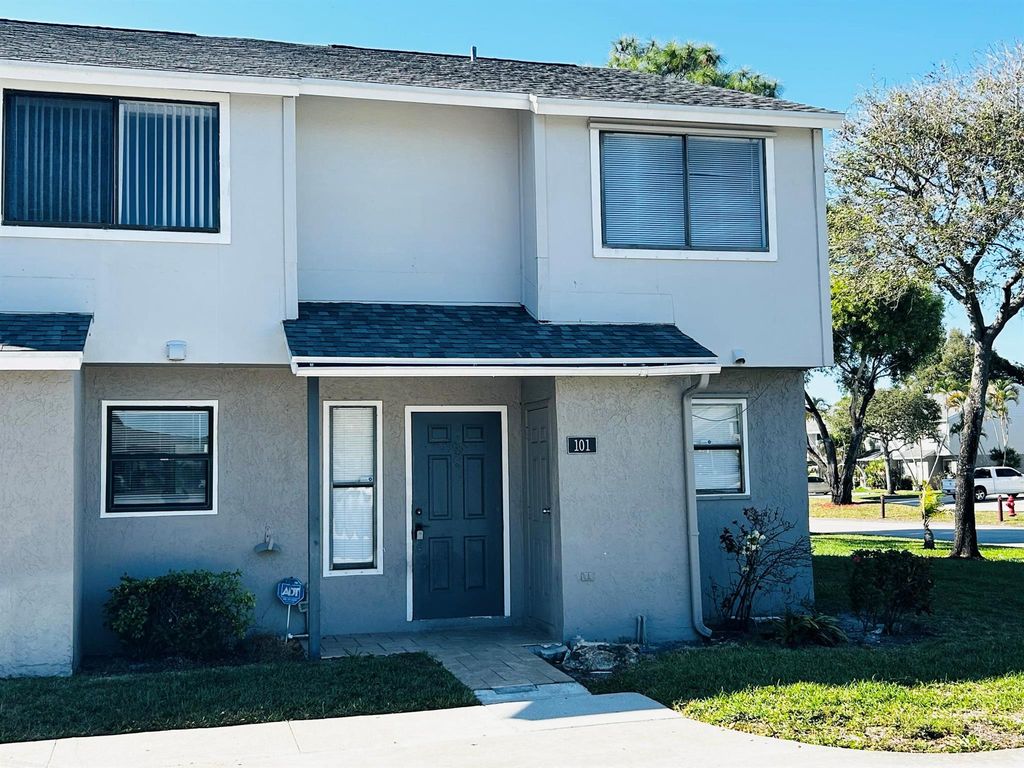 101 Shoreview Drive, Greenacres, FL 33463
