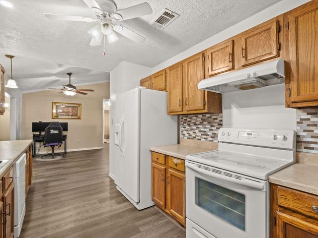 106 Burnley Dr, New Llano, LA 71461