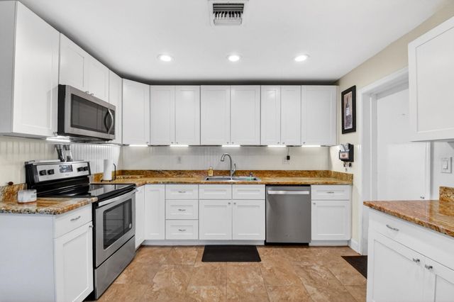 1010 Churchill Circle S, West Palm Beach, FL 33405