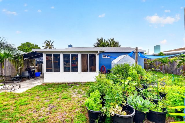 1010 Churchill Circle S, West Palm Beach, FL 33405