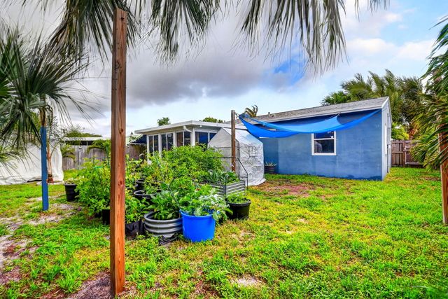 1010 Churchill Circle S, West Palm Beach, FL 33405