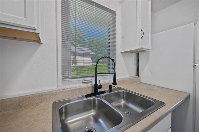 2917 E 61st Street, Kansas City, MO 64130