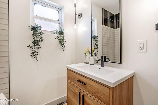 7018 N 13TH Street, Phoenix, AZ 85020