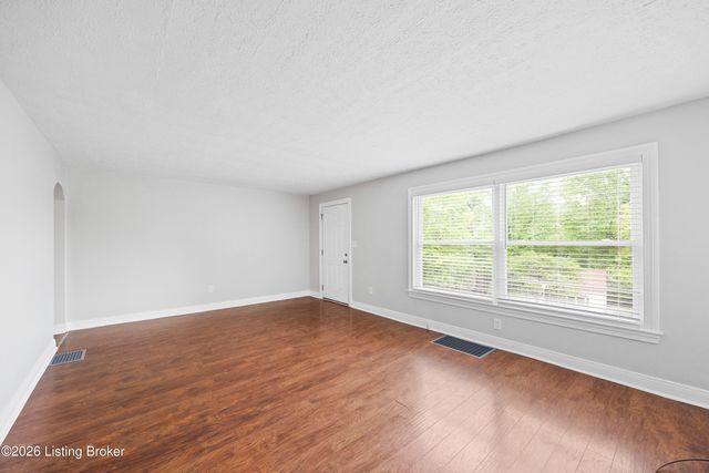 5301 Alpine Way, Louisville, KY 40214