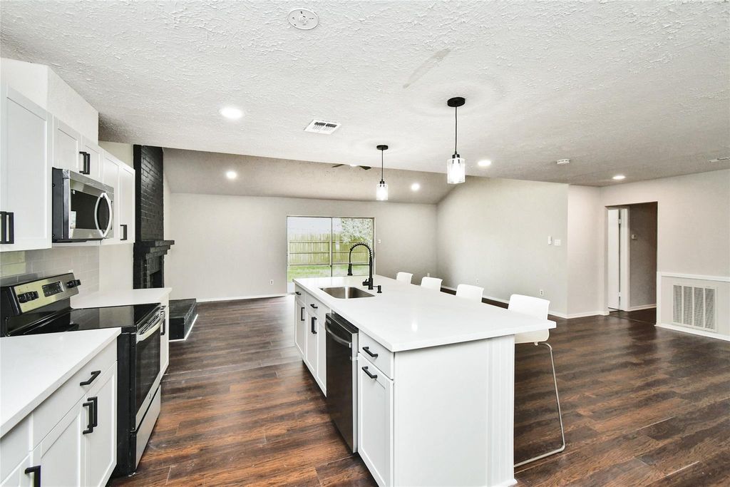 Image 10 of property listing at 22603 Deville Drive, Katy, TX 77450